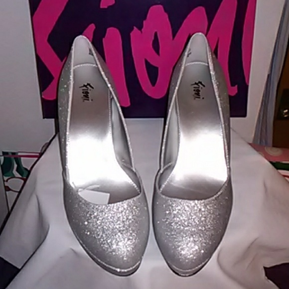 New Fioni silver heels - Picture 3 of 4